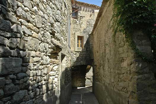 Aigne - Rue d'accès à la place de l'église