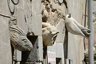Aigne - détails du mur de la maison de Pascal Migeon, sculpteur sur pierre