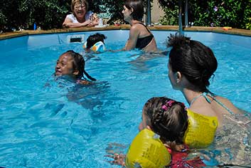 Trois générations dans et autour de la piscine