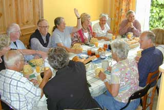 Petit déjeuner en groupe dans la salle à manger