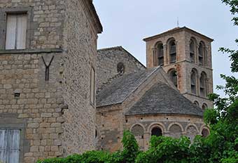 Vue partielle de l'abbaye de Caunes-Minervois